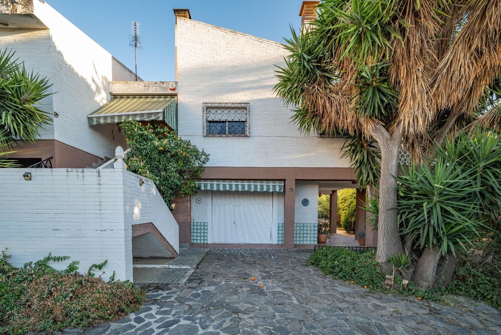 6 bedroom Villa for sale in Huetor Vega with pool garage - € 1,100,000 (Ref: 9534340)