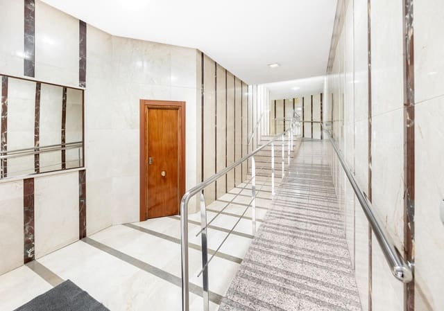 5 sovrum Lägenhet till salu i Camino de Ronda - Rosaleda, Granada stad med garage - 420 000 € (Ref: 9534855)