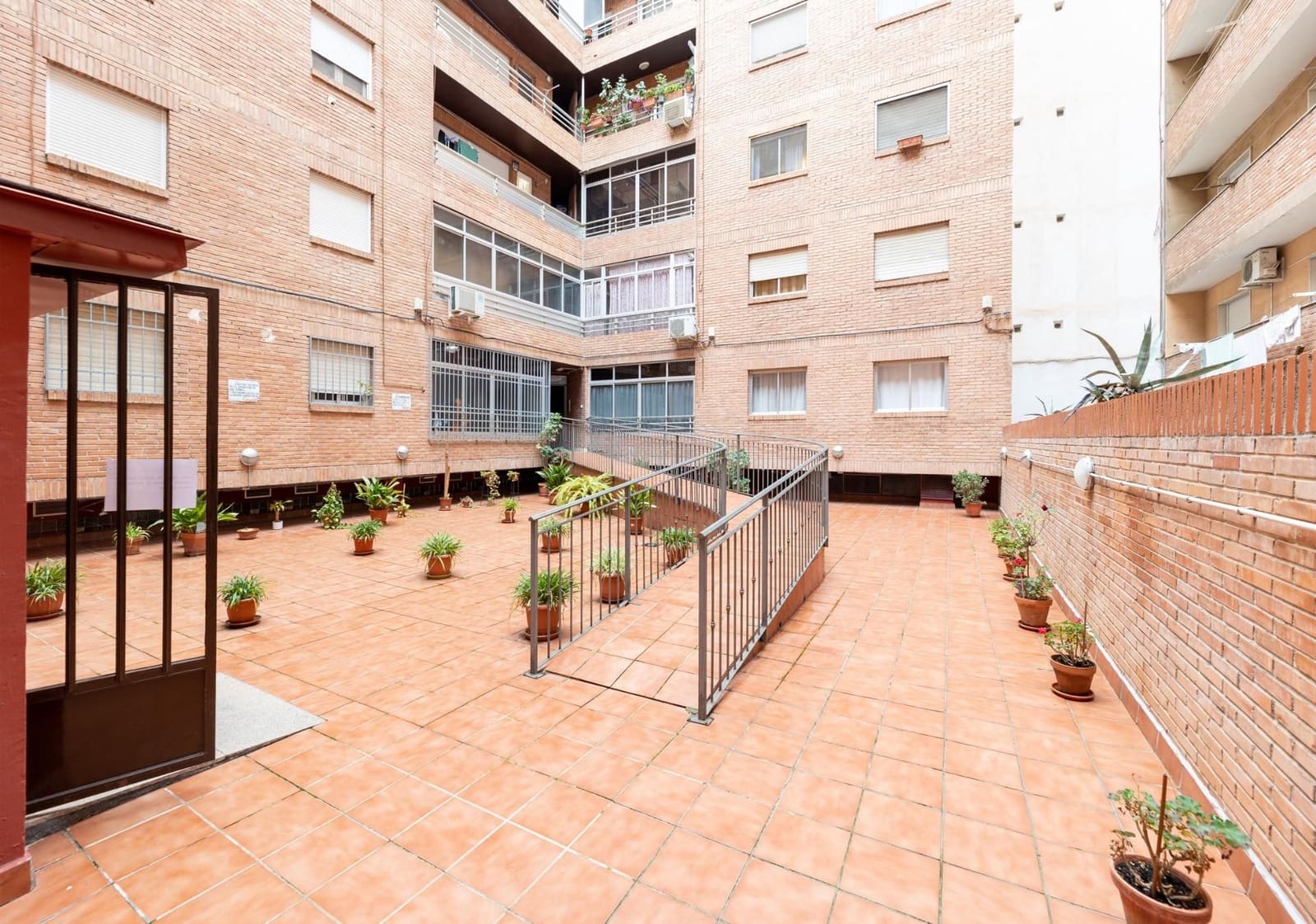 5 sovrum Lägenhet till salu i Granada stad med garage - 420 000 € (Ref: 9534855)