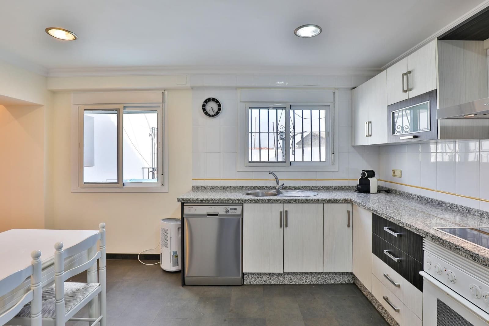 Piso de 3 habitaciones en Alhama de Granada en venta - 102.000 € (Ref: 9542711)