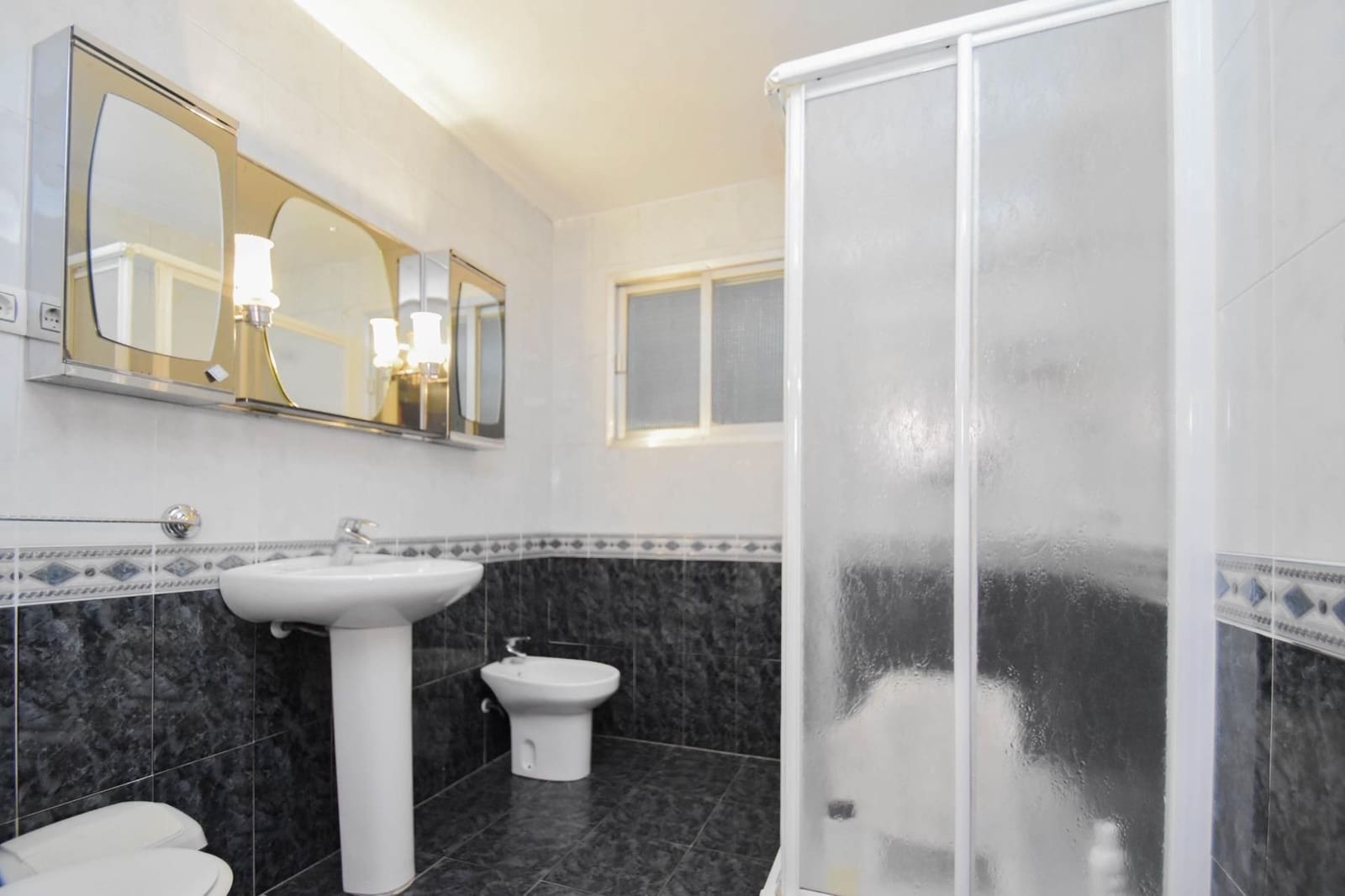 Casa de 3 habitaciones en Las Gabias en venta - 179.900 € (Ref: 9592299)