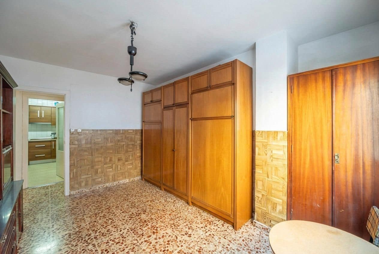 5 bedroom Flat for sale in Granada city - € 380,000 (Ref: 9618158)