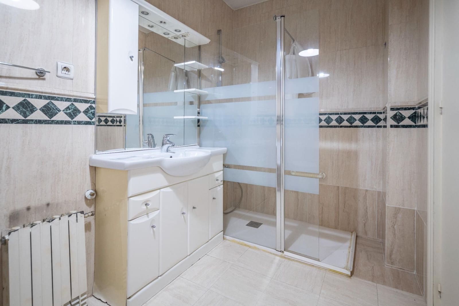 5 bedroom Flat for sale in Granada city - € 380,000 (Ref: 9618158)