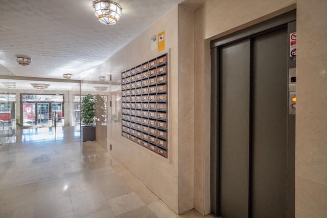 5 bedroom Flat for sale in Camino de Ronda - Rosaleda, Granada city - € 380,000 (Ref: 9618158)