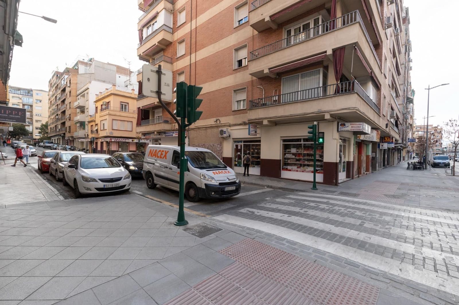 Commercieel te koop in Granada stad - € 75.000 (Ref: 9640657)