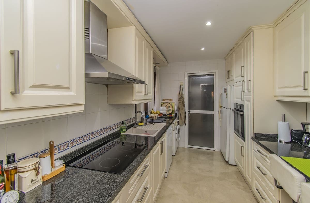 4 makuuhuone Huoneisto myytävänä paikassa Estepona mukana uima-altaan 
autotalli - 455 000 € (Ref: 7692228)