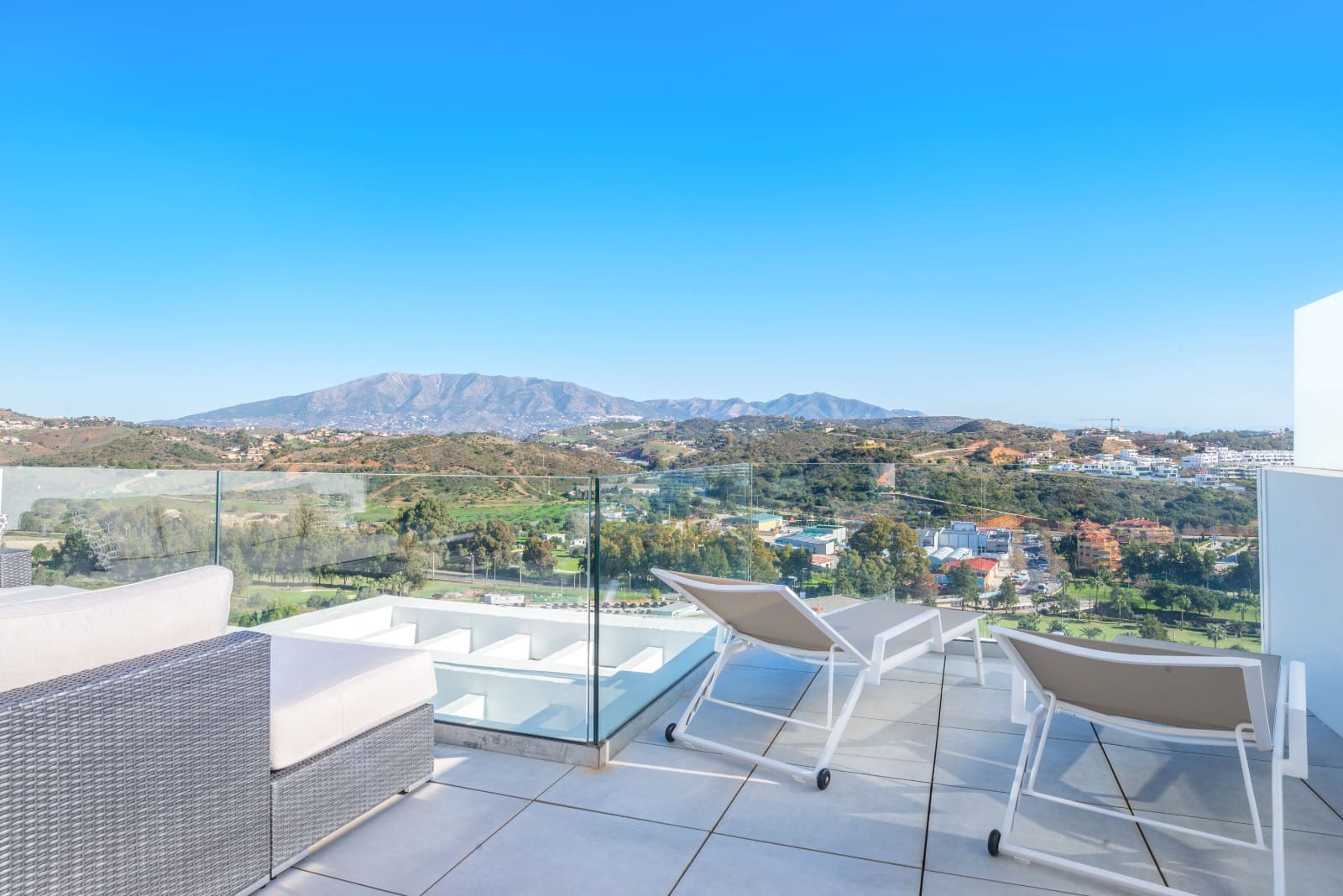 3 makuuhuone Huoneisto myytävänä paikassa La Cala de Mijas mukana uima-altaan 
autotalli - 649 000 € (Ref: 8226864)