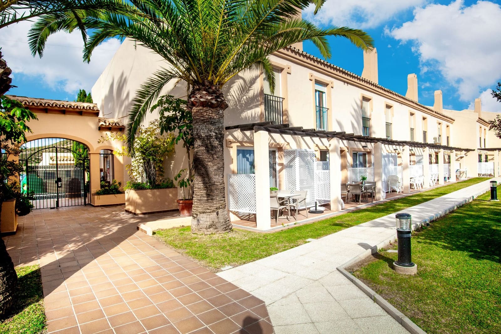 2 bedroom Townhouse for sale in Mijas Costa with pool - € 320,000 (Ref: 8436081)