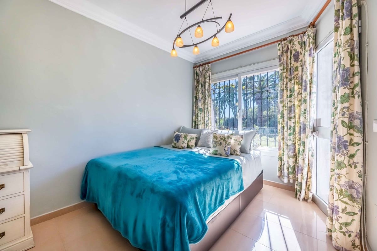 4 makuuhuone Huvila myytävänä paikassa Calahonda mukana uima-altaan 
autotalli - 2 200 000 € (Ref: 8922433)