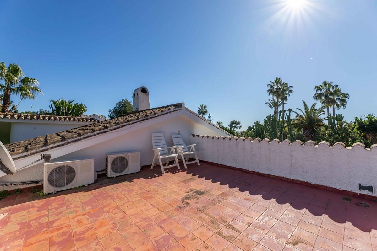 4 makuuhuone Huvila myytävänä paikassa Calahonda mukana uima-altaan 
autotalli - 2 200 000 € (Ref: 8922433)