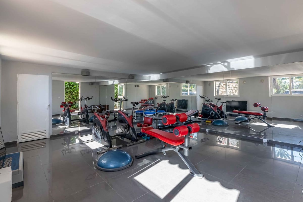 4 makuuhuone Huvila myytävänä paikassa Calahonda mukana uima-altaan 
autotalli - 2 200 000 € (Ref: 8922433)