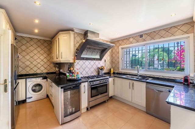 4 bedroom Villa for sale in Calahonda, Mijas with pool garage - € 2,200,000 (Ref: 8922433)