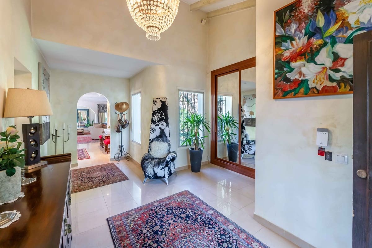 4 makuuhuone Huvila myytävänä paikassa Calahonda mukana uima-altaan 
autotalli - 2 200 000 € (Ref: 8922433)