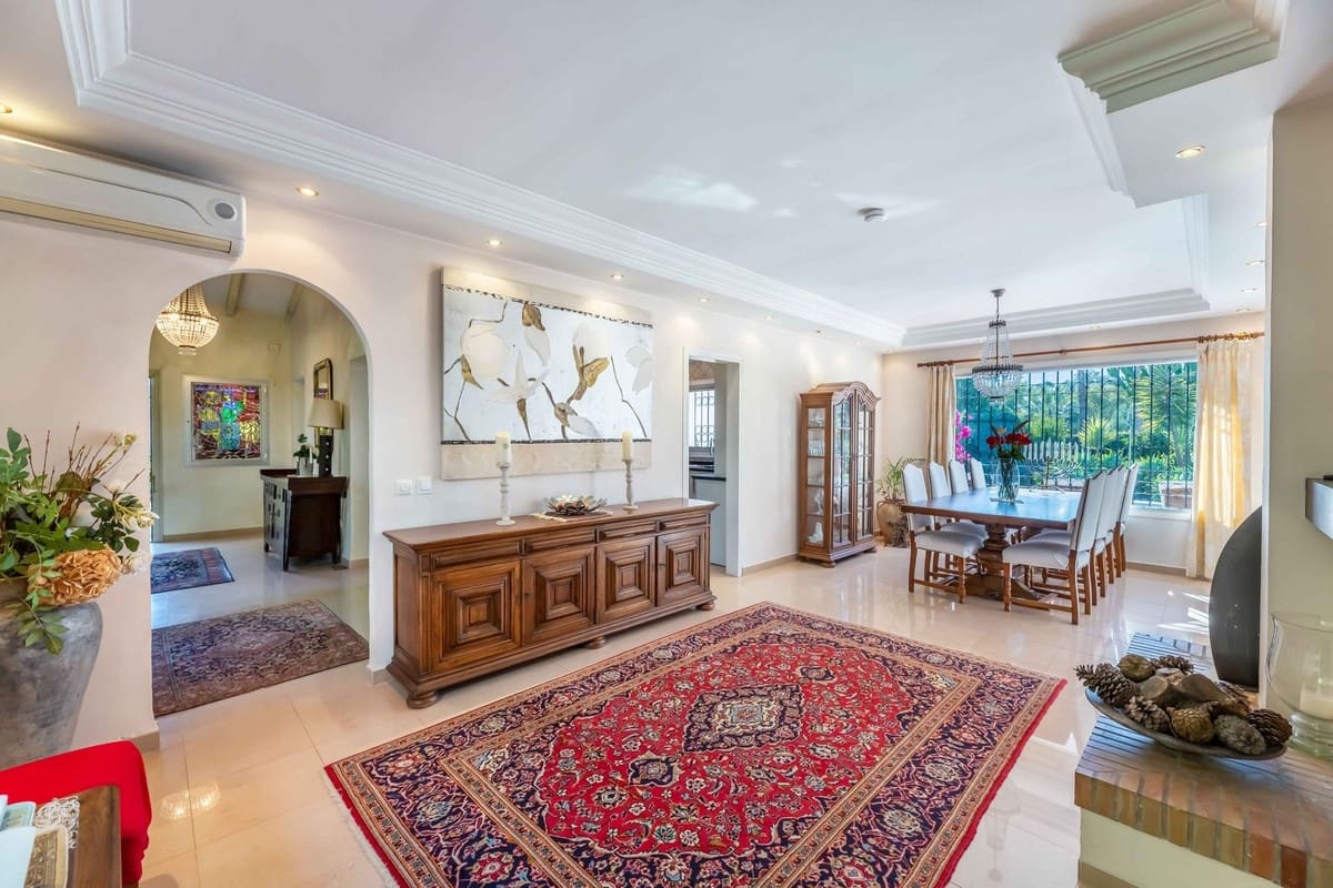 4 makuuhuone Huvila myytävänä paikassa Calahonda mukana uima-altaan 
autotalli - 2 200 000 € (Ref: 8922433)