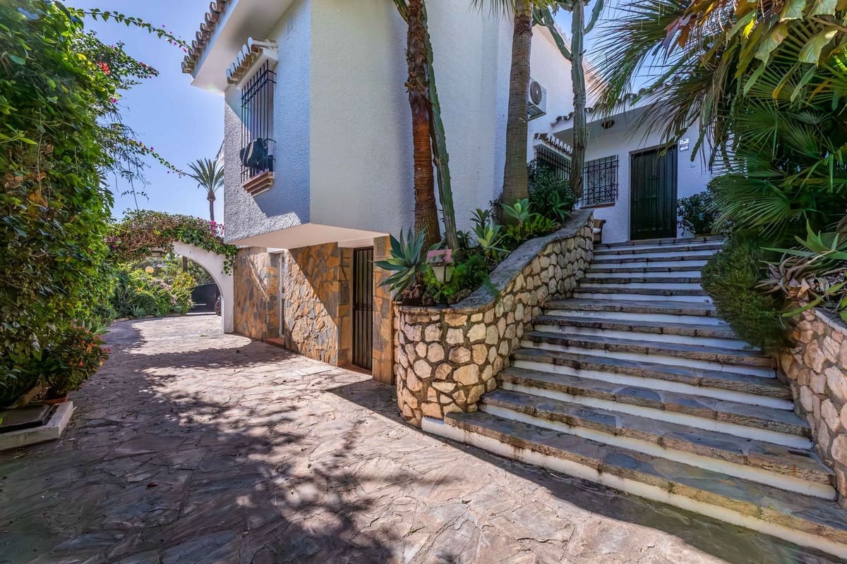 4 makuuhuone Huvila myytävänä paikassa Calahonda mukana uima-altaan 
autotalli - 2 200 000 € (Ref: 8922433)