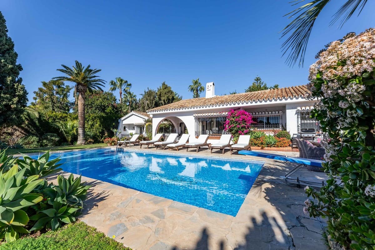 4 makuuhuone Huvila myytävänä paikassa Calahonda mukana uima-altaan 
autotalli - 2 200 000 € (Ref: 8922433)