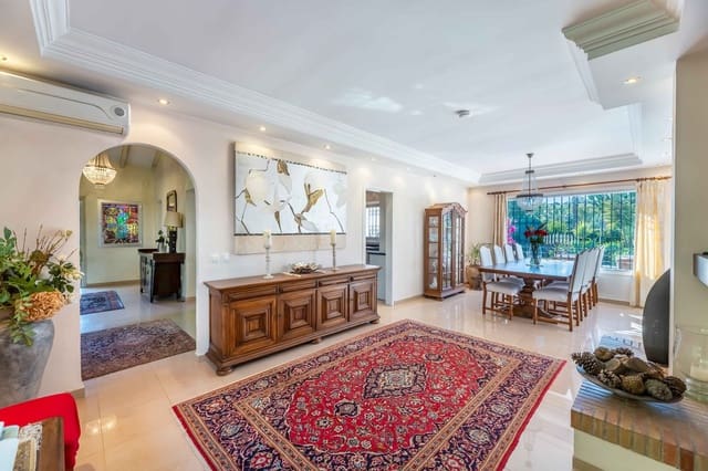 4 bedroom Villa for sale in Calahonda, Mijas with pool garage - € 2,200,000 (Ref: 8922433)