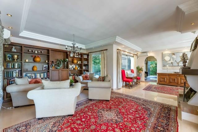 4 bedroom Villa for sale in Calahonda, Mijas with pool garage - € 2,200,000 (Ref: 8922433)