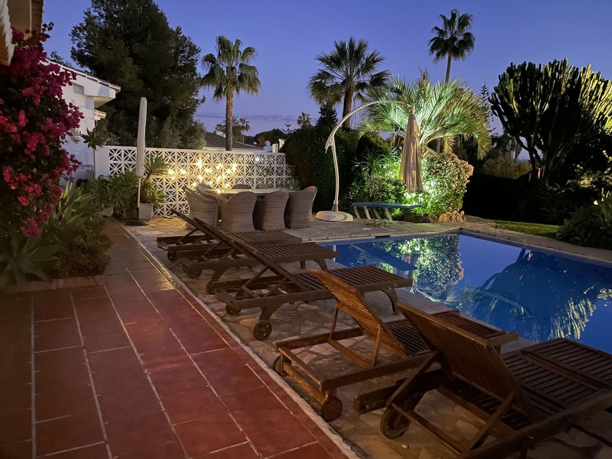 4 makuuhuone Huvila myytävänä paikassa Calahonda mukana uima-altaan 
autotalli - 2 200 000 € (Ref: 8922433)