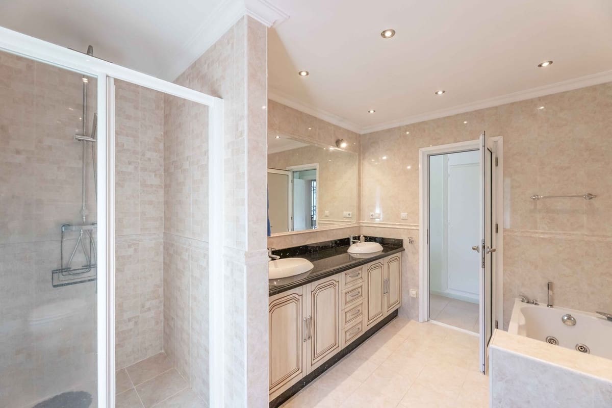 4 makuuhuone Huvila myytävänä paikassa Calahonda mukana uima-altaan 
autotalli - 2 200 000 € (Ref: 8922433)