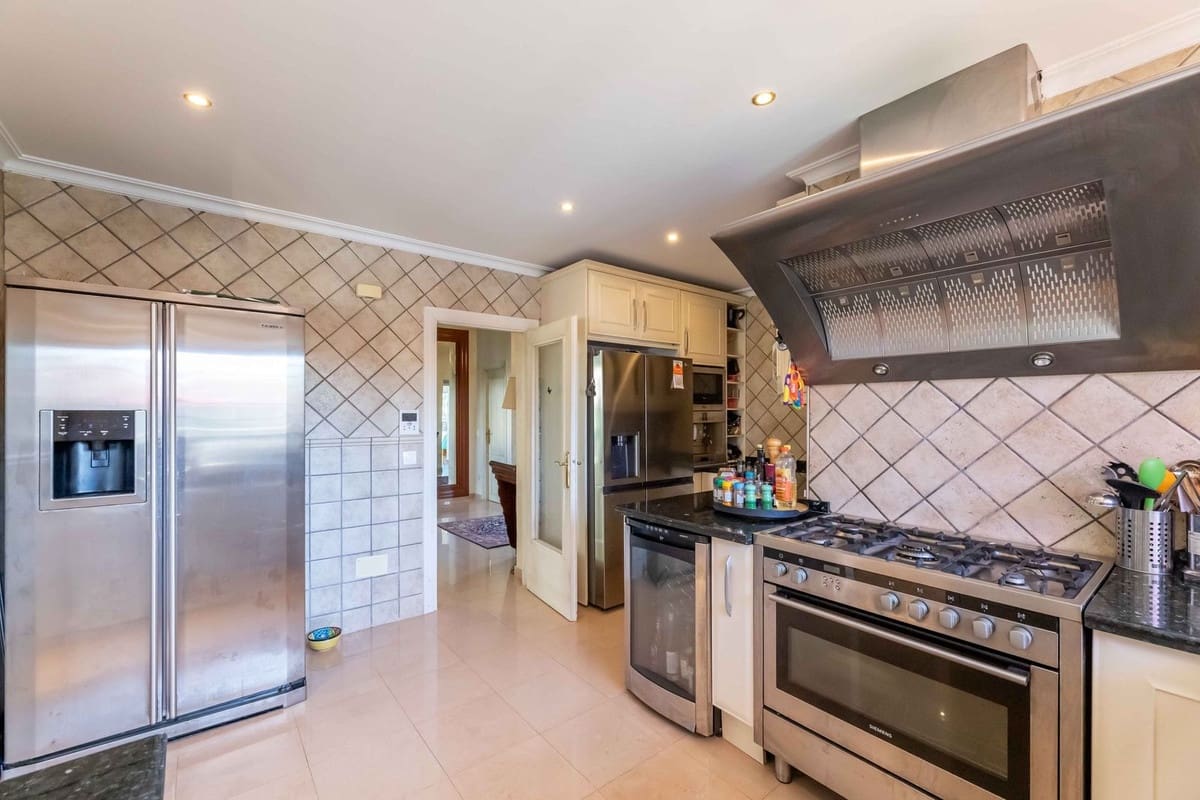 4 makuuhuone Huvila myytävänä paikassa Calahonda mukana uima-altaan 
autotalli - 2 200 000 € (Ref: 8922433)