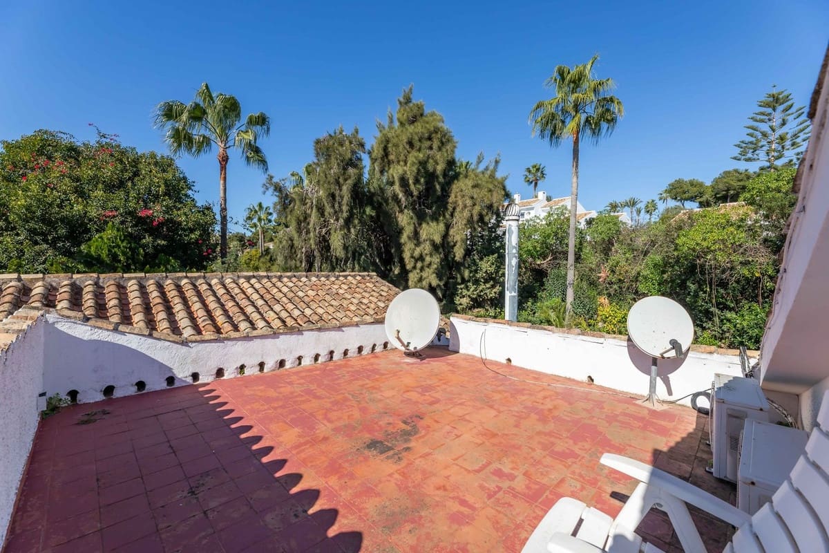 4 makuuhuone Huvila myytävänä paikassa Calahonda mukana uima-altaan 
autotalli - 2 200 000 € (Ref: 8922433)