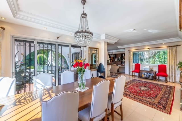 4 bedroom Villa for sale in Calahonda, Mijas with pool garage - € 2,200,000 (Ref: 8922433)