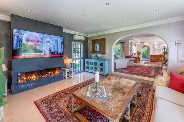 4 bedroom Villa for sale in Calahonda, Mijas with pool garage - € 2,200,000 (Ref: 8922433)