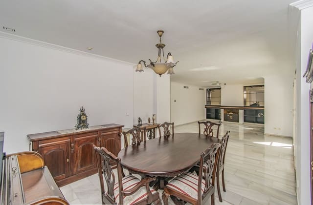 4 sypialnia Penthouse na sprzedaż w Marbella Centro, Marbella z garażem - 875 000 € (Ref: 8927174)