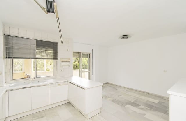 4 sypialnia Penthouse na sprzedaż w Marbella Centro, Marbella z garażem - 875 000 € (Ref: 8927174)