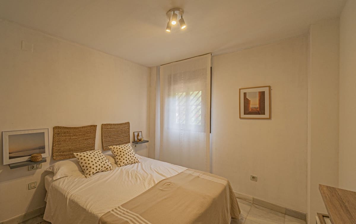 2 soveværelse Lejlighed til salg i Guadalmina med swimmingpool garage - € 435.000 (Ref: 9080694)