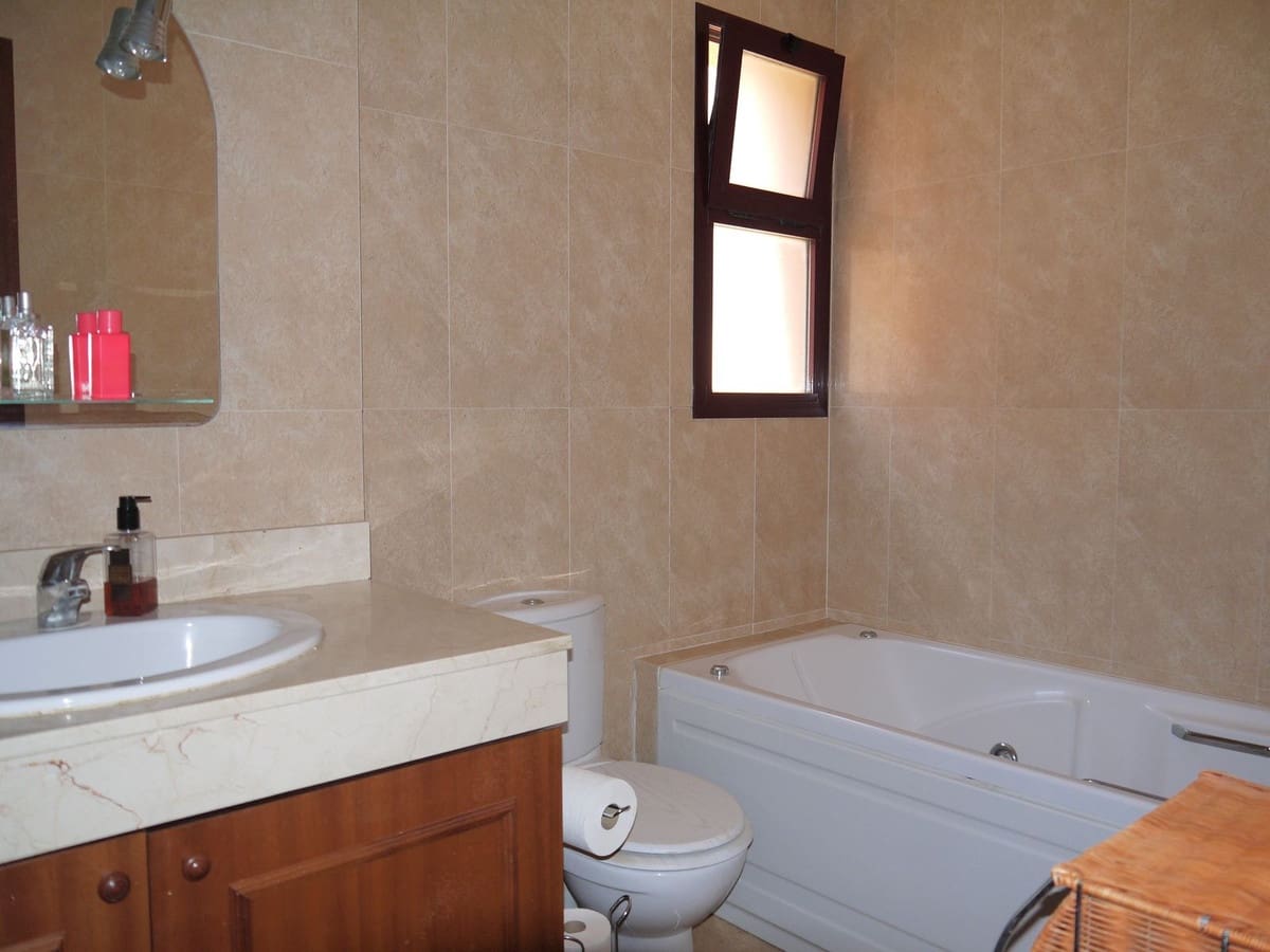 2 bedroom Apartment for sale in Calahonda with pool garage - € 320,000 (Ref: 9215777)