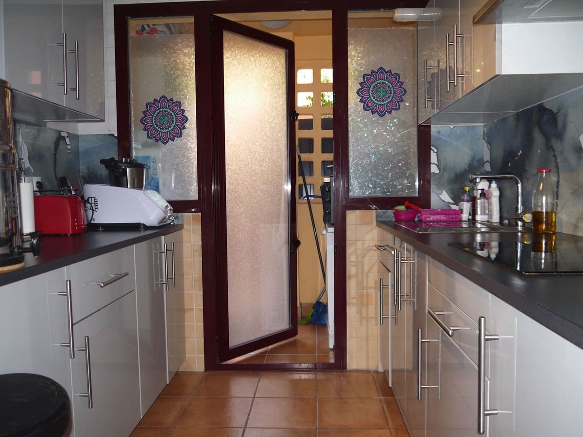 2 bedroom Apartment for sale in Calahonda with pool garage - € 320,000 (Ref: 9215777)