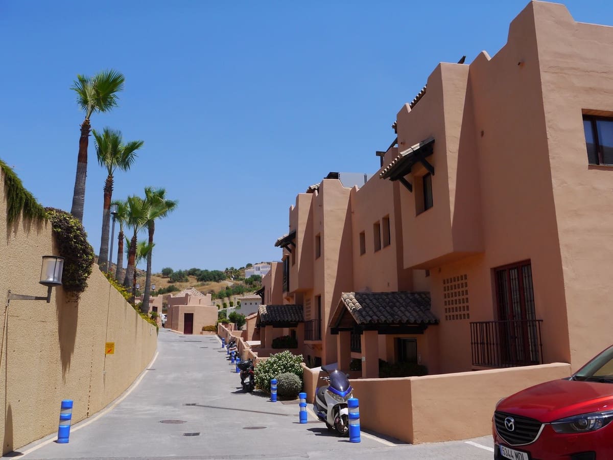 2 bedroom Apartment for sale in Calahonda with pool garage - € 320,000 (Ref: 9215777)