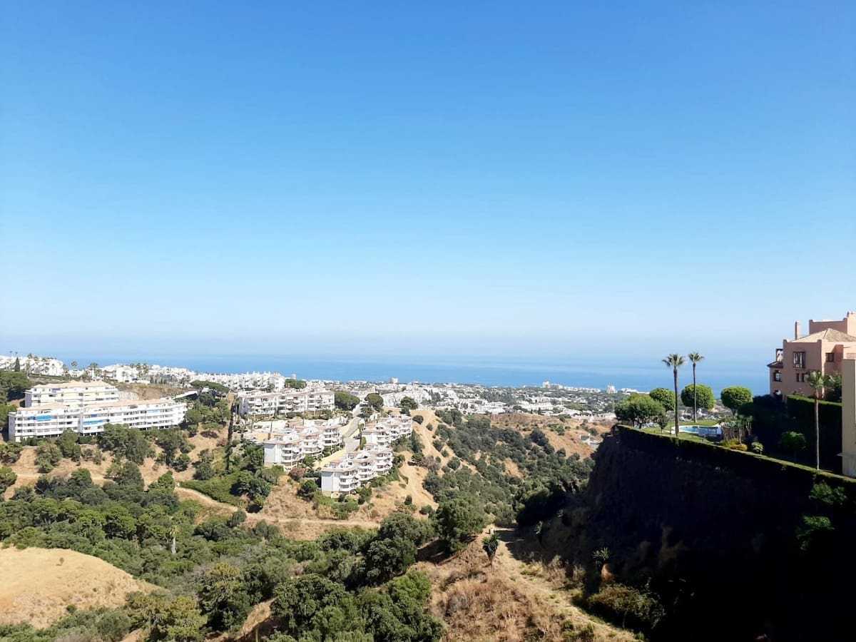 2 bedroom Apartment for sale in Calahonda with pool garage - € 320,000 (Ref: 9215777)