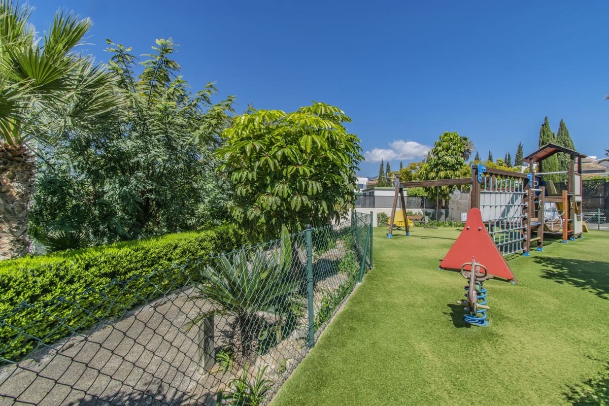 2 soveværelse Lejlighed til salg i Los Flamingos med swimmingpool garage - € 419.000 (Ref: 9219173)