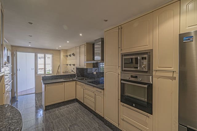 3 sypialnia Apartament na sprzedaż w Marbella Centro, Marbella z garażem - 790 000 € (Ref: 9221299)