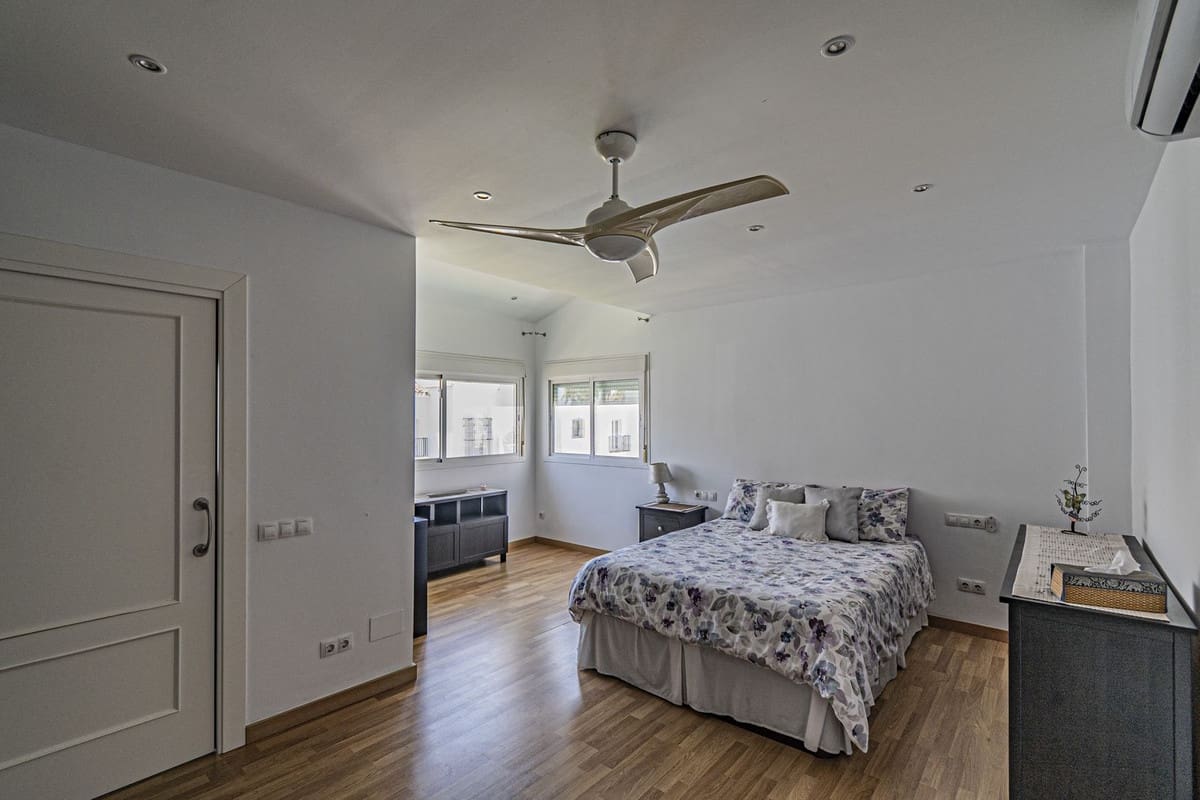 4 soveværelse Byhus til salg i Las Chapas med swimmingpool garage - € 1.125.000 (Ref: 9221346)