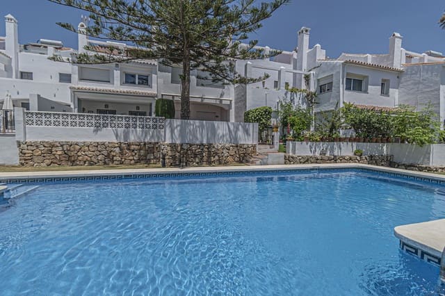4 soveværelse Byhus til salg i Las Chapas, Marbella med swimmingpool garage - € 1.125.000 (Ref: 9221346)