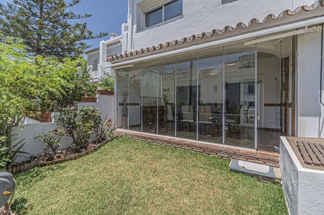 4 soveværelse Byhus til salg i Las Chapas, Marbella med swimmingpool garage - € 1.125.000 (Ref: 9221346)