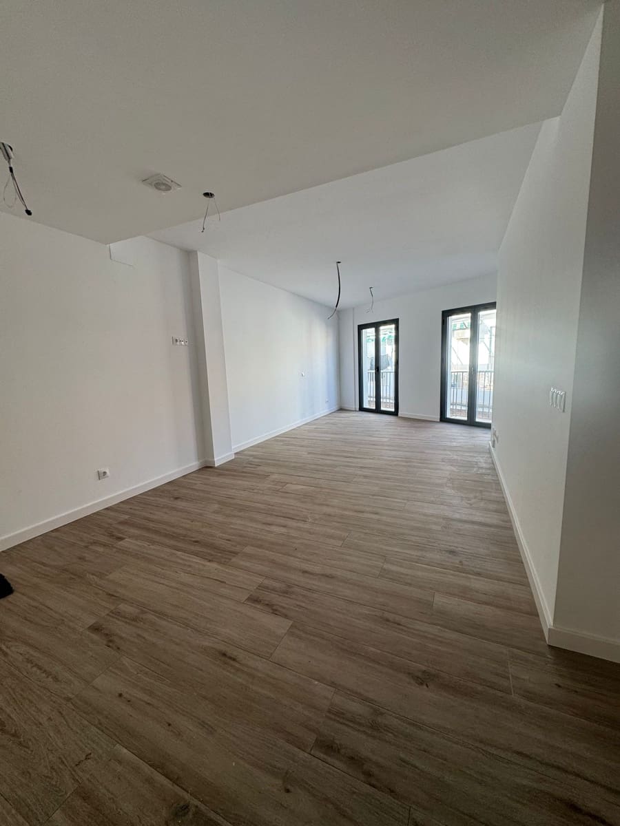 2 bedroom Apartment for sale in Fuengirola - € 250,000 (Ref: 9331840)