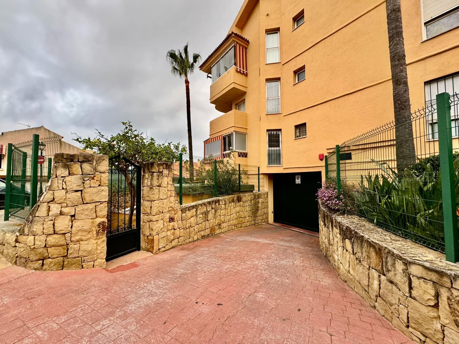 2 bedroom Penthouse for sale in Fuengirola with pool garage - € 340,000 (Ref: 9646108)