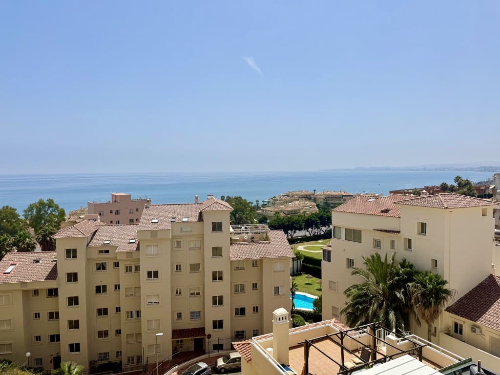 2 bedroom Apartment for sale in Torrequebrada with pool garage - € 360,000 (Ref: 9095098)