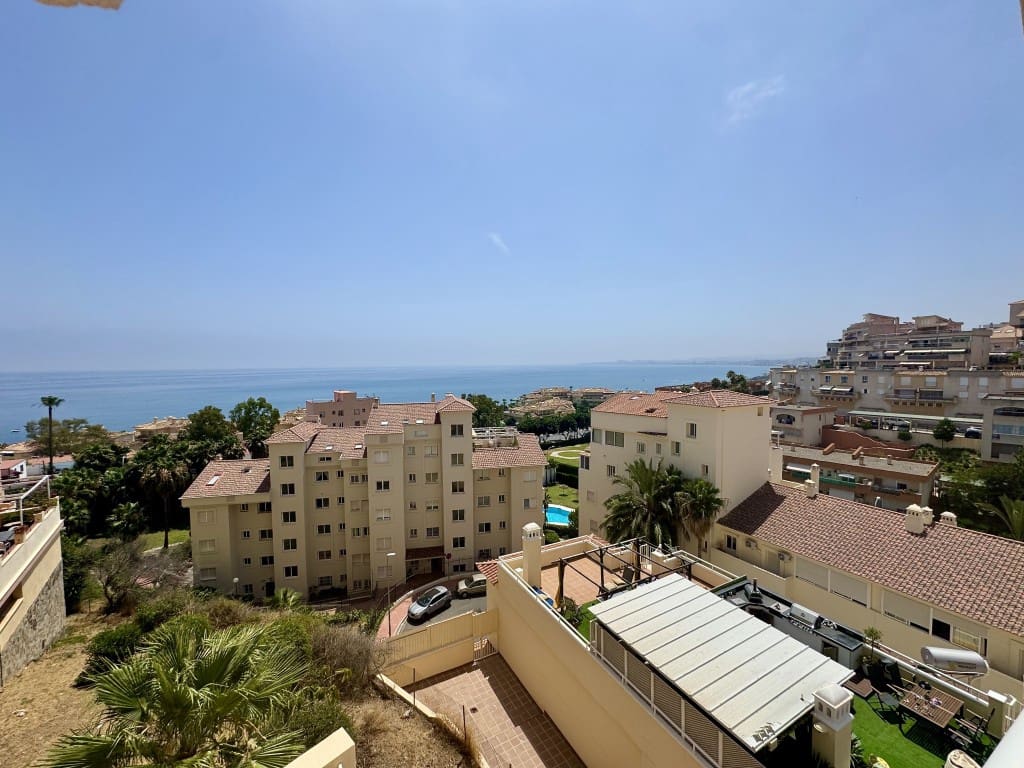2 bedroom Apartment for sale in Torrequebrada with pool garage - € 360,000 (Ref: 9095098)