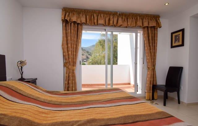 2 soverom Penthouse til salgs i Torrequebrada, Benalmádena med svømmebasseng garasje - € 389 000 (Ref: 9242804)