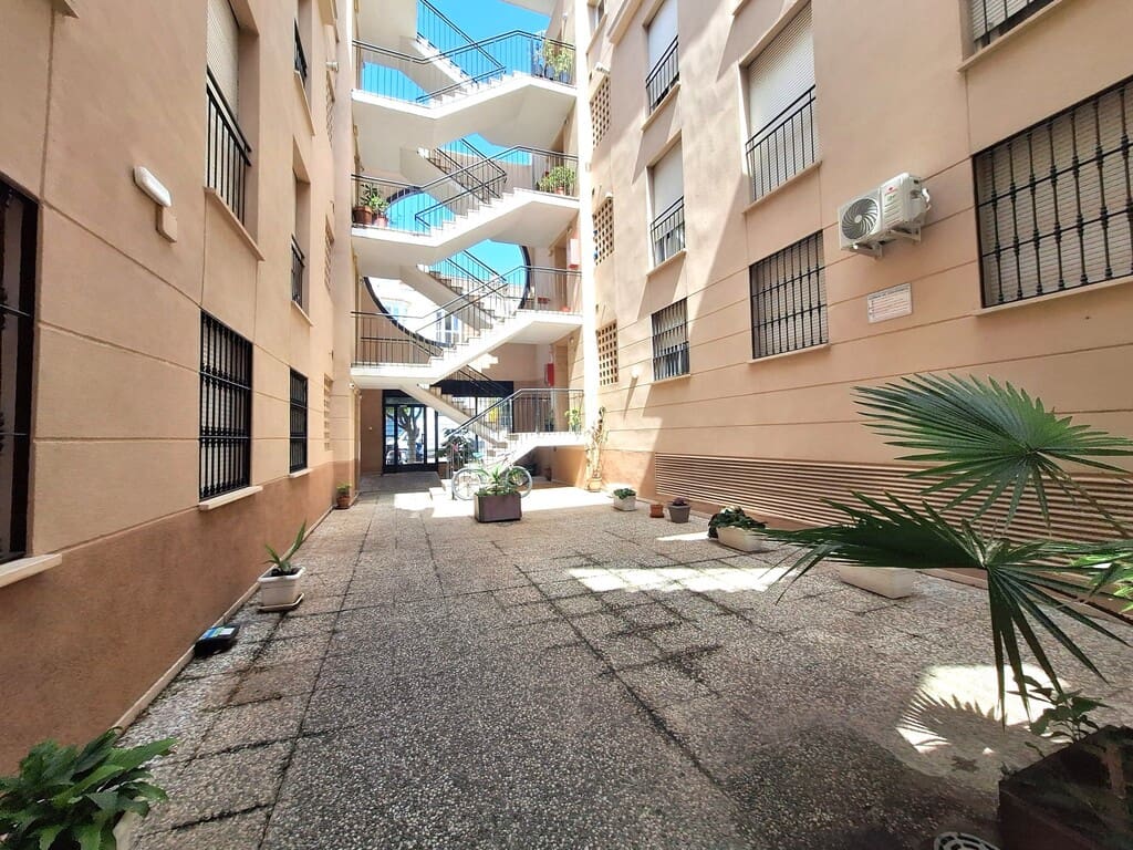 3 soveværelse Lejlighed til salg i Mijas Costa med garage - € 269.000 (Ref: 9770343)