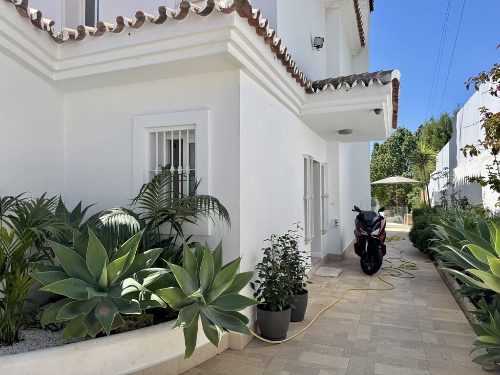 3 bedroom Villa for sale in Riviera del Sol with pool garage - € 1,280,000 (Ref: 9777757)
