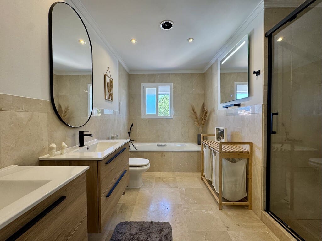 3 bedroom Villa for sale in Riviera del Sol with pool garage - € 1,280,000 (Ref: 9777757)