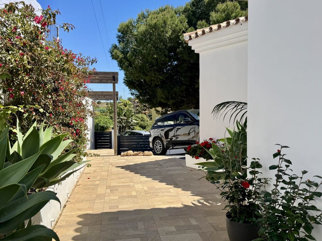 3 bedroom Villa for sale in Riviera del Sol with pool garage - € 1,280,000 (Ref: 9777757)