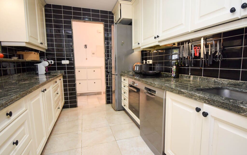 4 bedroom Villa for sale in Mijas Costa with pool garage - € 699,000 (Ref: 9838973)